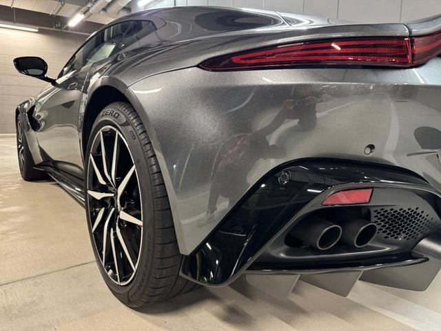 ヴァンテージ ベースグレード　サテンカーボンファイバー　エクステリアブラックパック　ディレクショナルグロスブラックホイール２０インチ１６段階シート　コンフォートパック（シートヒーター　センターコンソールクローズ）ボンネットブラック（14枚目）