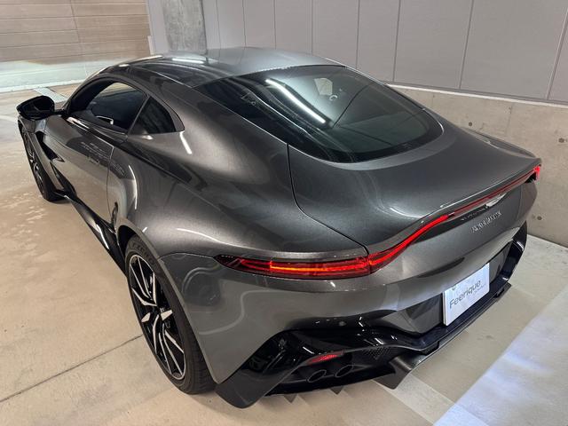 ヴァンテージ ベースグレード　サテンカーボンファイバー　エクステリアブラックパック　ディレクショナルグロスブラックホイール２０インチ１６段階シート　コンフォートパック（シートヒーター　センターコンソールクローズ）ボンネットブラック（18枚目）