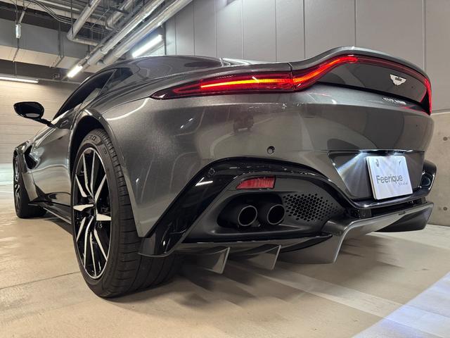 ヴァンテージ ベースグレード　サテンカーボンファイバー　エクステリアブラックパック　ディレクショナルグロスブラックホイール２０インチ１６段階シート　コンフォートパック（シートヒーター　センターコンソールクローズ）ボンネットブラック（19枚目）