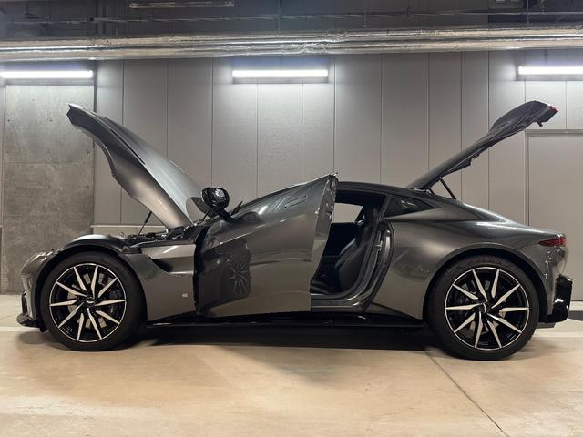 ヴァンテージ ベースグレード　サテンカーボンファイバー　エクステリアブラックパック　ディレクショナルグロスブラックホイール２０インチ１６段階シート　コンフォートパック（シートヒーター　センターコンソールクローズ）ボンネットブラック（20枚目）