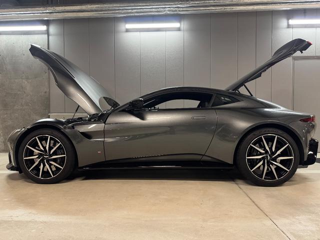 ヴァンテージ ベースグレード　サテンカーボンファイバー　エクステリアブラックパック　ディレクショナルグロスブラックホイール２０インチ１６段階シート　コンフォートパック（シートヒーター　センターコンソールクローズ）ボンネットブラック（21枚目）