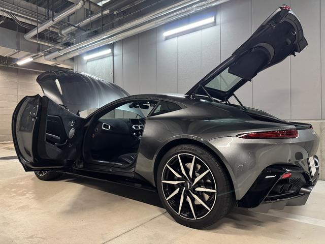 ヴァンテージ ベースグレード　サテンカーボンファイバー　エクステリアブラックパック　ディレクショナルグロスブラックホイール２０インチ１６段階シート　コンフォートパック（シートヒーター　センターコンソールクローズ）ボンネットブラック（22枚目）