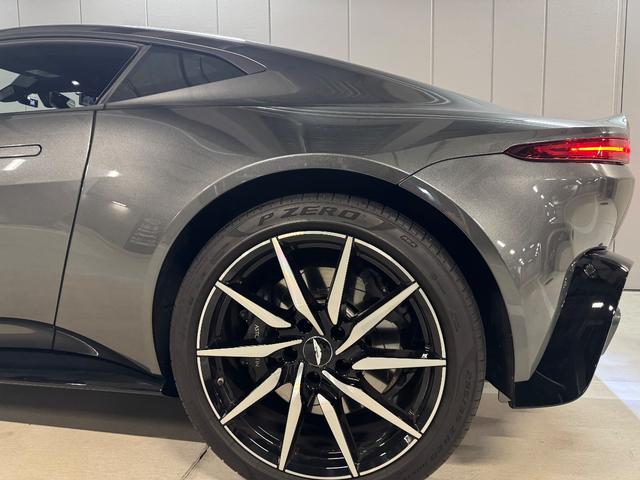 ヴァンテージ ベースグレード　サテンカーボンファイバー　エクステリアブラックパック　ディレクショナルグロスブラックホイール２０インチ１６段階シート　コンフォートパック（シートヒーター　センターコンソールクローズ）ボンネットブラック（24枚目）