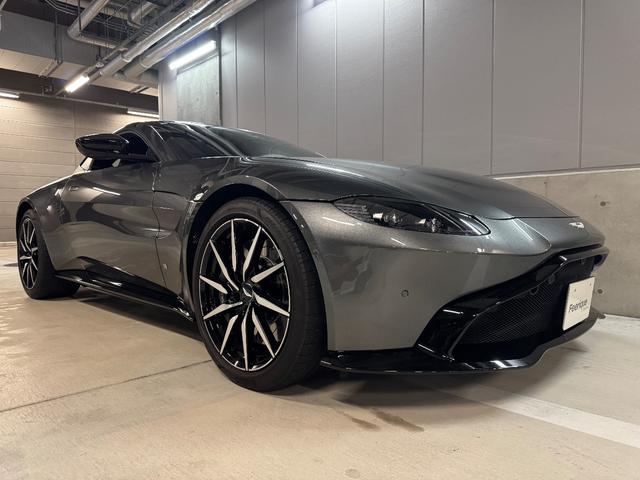 ヴァンテージ ベースグレード　サテンカーボンファイバー　エクステリアブラックパック　ディレクショナルグロスブラックホイール２０インチ１６段階シート　コンフォートパック（シートヒーター　センターコンソールクローズ）ボンネットブラック（28枚目）