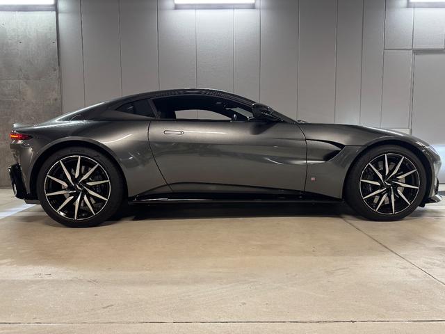 ヴァンテージ ベースグレード　サテンカーボンファイバー　エクステリアブラックパック　ディレクショナルグロスブラックホイール２０インチ１６段階シート　コンフォートパック（シートヒーター　センターコンソールクローズ）ボンネットブラック（30枚目）