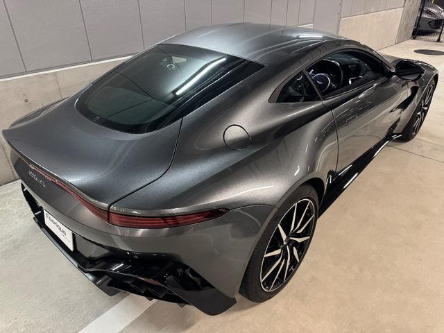 ヴァンテージ ベースグレード　サテンカーボンファイバー　エクステリアブラックパック　ディレクショナルグロスブラックホイール２０インチ１６段階シート　コンフォートパック（シートヒーター　センターコンソールクローズ）ボンネットブラック（33枚目）