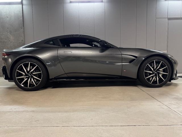 ヴァンテージ ベースグレード　サテンカーボンファイバー　エクステリアブラックパック　ディレクショナルグロスブラックホイール２０インチ１６段階シート　コンフォートパック（シートヒーター　センターコンソールクローズ）ボンネットブラック（35枚目）