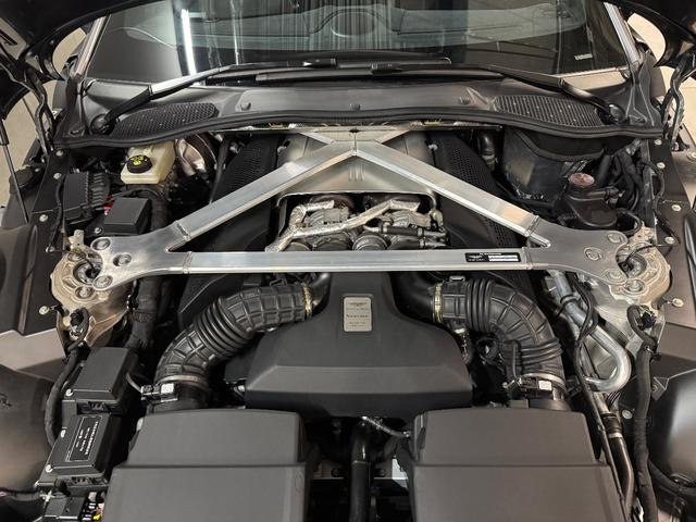 ヴァンテージ ベースグレード　サテンカーボンファイバー　エクステリアブラックパック　ディレクショナルグロスブラックホイール２０インチ１６段階シート　コンフォートパック（シートヒーター　センターコンソールクローズ）ボンネットブラック（39枚目）