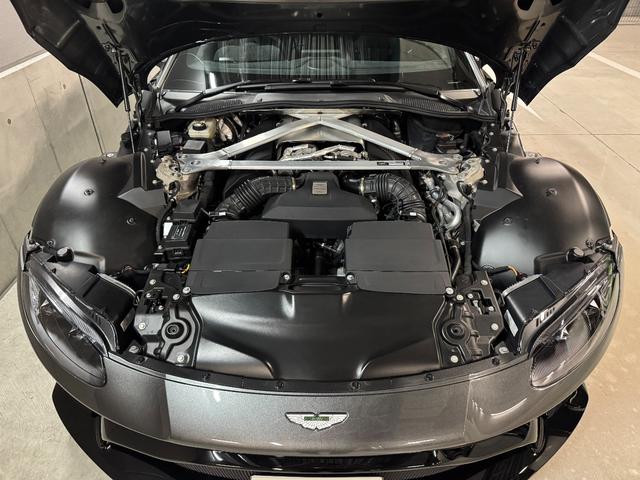 ヴァンテージ ベースグレード　サテンカーボンファイバー　エクステリアブラックパック　ディレクショナルグロスブラックホイール２０インチ１６段階シート　コンフォートパック（シートヒーター　センターコンソールクローズ）ボンネットブラック（40枚目）