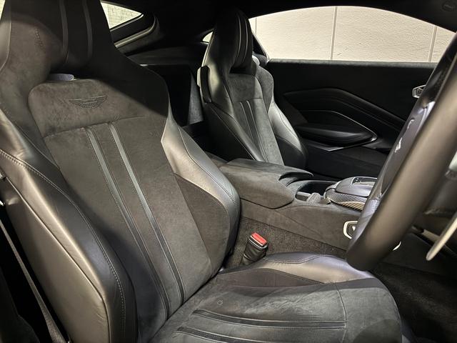 ヴァンテージ ベースグレード　サテンカーボンファイバー　エクステリアブラックパック　ディレクショナルグロスブラックホイール２０インチ１６段階シート　コンフォートパック（シートヒーター　センターコンソールクローズ）ボンネットブラック（42枚目）