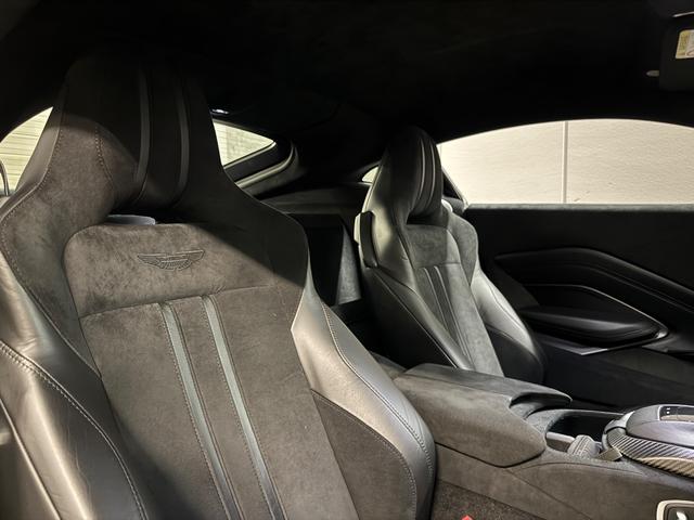 ヴァンテージ ベースグレード　サテンカーボンファイバー　エクステリアブラックパック　ディレクショナルグロスブラックホイール２０インチ１６段階シート　コンフォートパック（シートヒーター　センターコンソールクローズ）ボンネットブラック（44枚目）