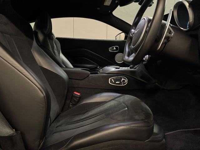 ヴァンテージ ベースグレード　サテンカーボンファイバー　エクステリアブラックパック　ディレクショナルグロスブラックホイール２０インチ１６段階シート　コンフォートパック（シートヒーター　センターコンソールクローズ）ボンネットブラック（45枚目）