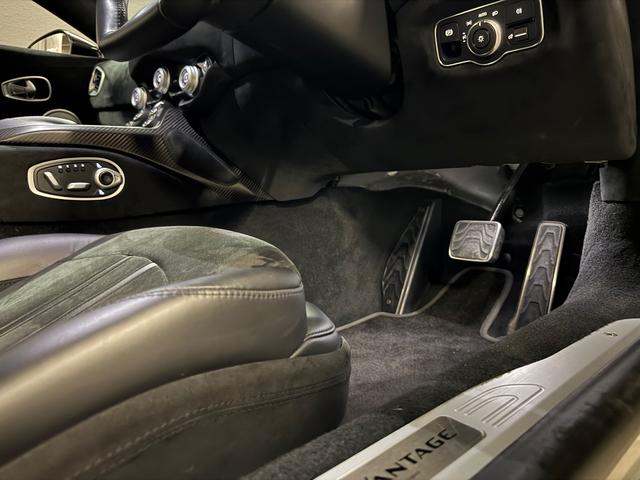 ヴァンテージ ベースグレード　サテンカーボンファイバー　エクステリアブラックパック　ディレクショナルグロスブラックホイール２０インチ１６段階シート　コンフォートパック（シートヒーター　センターコンソールクローズ）ボンネットブラック（46枚目）