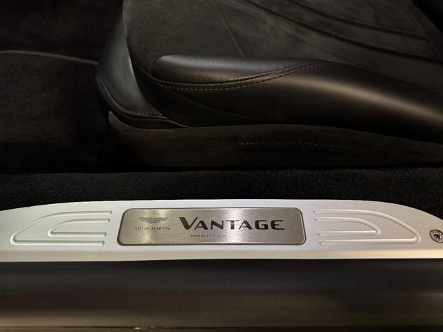 ヴァンテージ ベースグレード　サテンカーボンファイバー　エクステリアブラックパック　ディレクショナルグロスブラックホイール２０インチ１６段階シート　コンフォートパック（シートヒーター　センターコンソールクローズ）ボンネットブラック（47枚目）