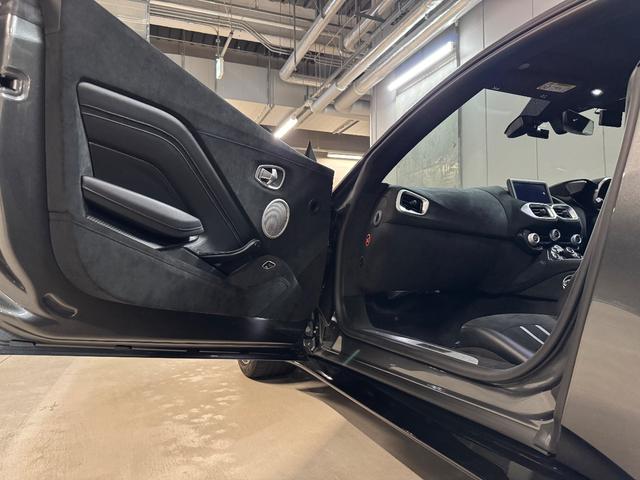 ヴァンテージ ベースグレード　サテンカーボンファイバー　エクステリアブラックパック　ディレクショナルグロスブラックホイール２０インチ１６段階シート　コンフォートパック（シートヒーター　センターコンソールクローズ）ボンネットブラック（48枚目）