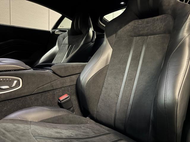 ヴァンテージ ベースグレード　サテンカーボンファイバー　エクステリアブラックパック　ディレクショナルグロスブラックホイール２０インチ１６段階シート　コンフォートパック（シートヒーター　センターコンソールクローズ）ボンネットブラック（49枚目）