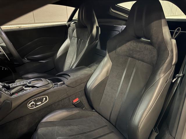 ヴァンテージ ベースグレード　サテンカーボンファイバー　エクステリアブラックパック　ディレクショナルグロスブラックホイール２０インチ１６段階シート　コンフォートパック（シートヒーター　センターコンソールクローズ）ボンネットブラック（51枚目）