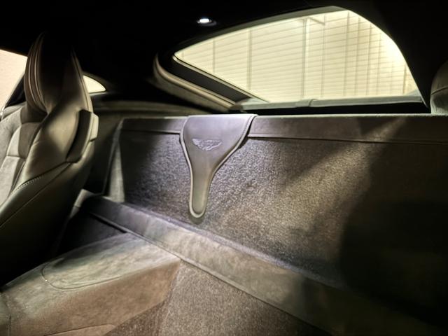 ヴァンテージ ベースグレード　サテンカーボンファイバー　エクステリアブラックパック　ディレクショナルグロスブラックホイール２０インチ１６段階シート　コンフォートパック（シートヒーター　センターコンソールクローズ）ボンネットブラック（53枚目）