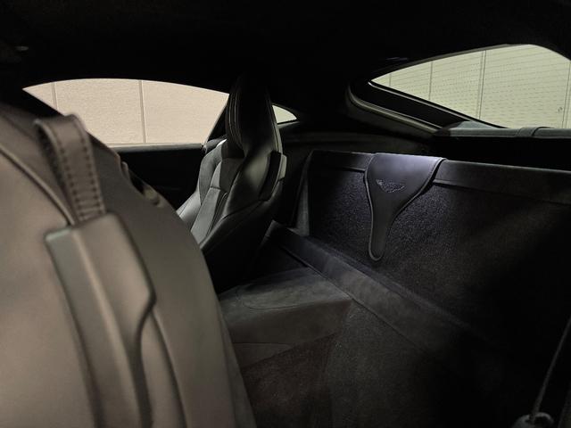 ヴァンテージ ベースグレード　サテンカーボンファイバー　エクステリアブラックパック　ディレクショナルグロスブラックホイール２０インチ１６段階シート　コンフォートパック（シートヒーター　センターコンソールクローズ）ボンネットブラック（54枚目）