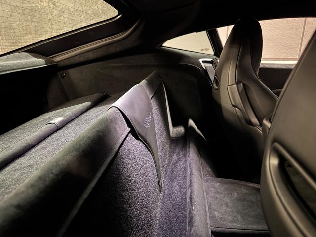 ヴァンテージ ベースグレード　サテンカーボンファイバー　エクステリアブラックパック　ディレクショナルグロスブラックホイール２０インチ１６段階シート　コンフォートパック（シートヒーター　センターコンソールクローズ）ボンネットブラック（55枚目）