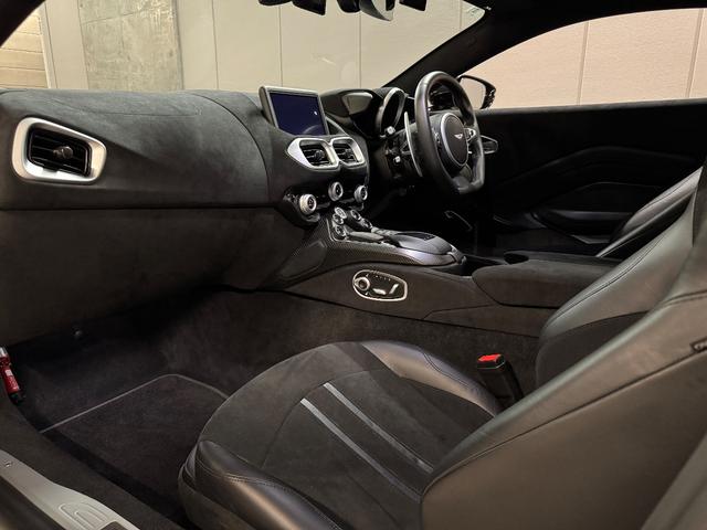 ヴァンテージ ベースグレード　サテンカーボンファイバー　エクステリアブラックパック　ディレクショナルグロスブラックホイール２０インチ１６段階シート　コンフォートパック（シートヒーター　センターコンソールクローズ）ボンネットブラック（56枚目）