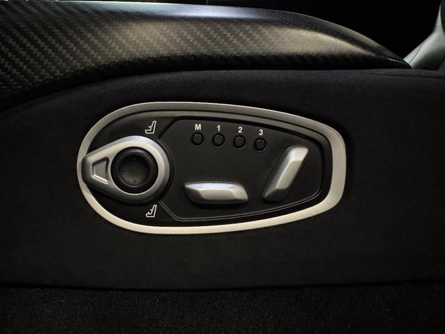 ヴァンテージ ベースグレード　サテンカーボンファイバー　エクステリアブラックパック　ディレクショナルグロスブラックホイール２０インチ１６段階シート　コンフォートパック（シートヒーター　センターコンソールクローズ）ボンネットブラック（58枚目）