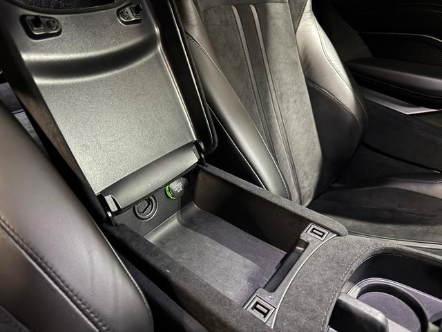 ヴァンテージ ベースグレード　サテンカーボンファイバー　エクステリアブラックパック　ディレクショナルグロスブラックホイール２０インチ１６段階シート　コンフォートパック（シートヒーター　センターコンソールクローズ）ボンネットブラック（59枚目）