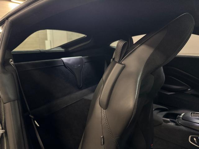 ヴァンテージ ベースグレード　サテンカーボンファイバー　エクステリアブラックパック　ディレクショナルグロスブラックホイール２０インチ１６段階シート　コンフォートパック（シートヒーター　センターコンソールクローズ）ボンネットブラック（60枚目）