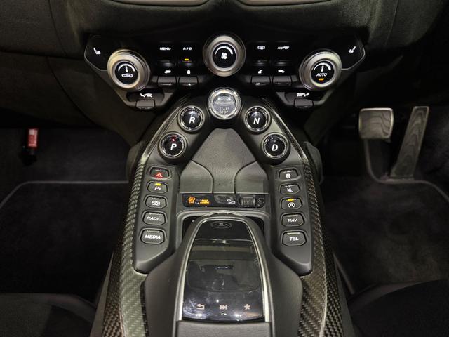 ヴァンテージ ベースグレード　サテンカーボンファイバー　エクステリアブラックパック　ディレクショナルグロスブラックホイール２０インチ１６段階シート　コンフォートパック（シートヒーター　センターコンソールクローズ）ボンネットブラック（65枚目）