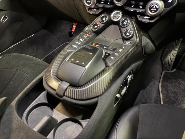 ヴァンテージ ベースグレード　サテンカーボンファイバー　エクステリアブラックパック　ディレクショナルグロスブラックホイール２０インチ１６段階シート　コンフォートパック（シートヒーター　センターコンソールクローズ）ボンネットブラック（66枚目）