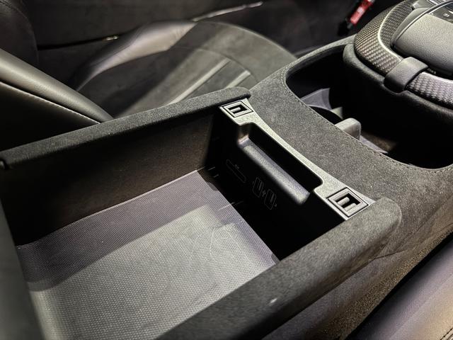 ヴァンテージ ベースグレード　サテンカーボンファイバー　エクステリアブラックパック　ディレクショナルグロスブラックホイール２０インチ１６段階シート　コンフォートパック（シートヒーター　センターコンソールクローズ）ボンネットブラック（67枚目）