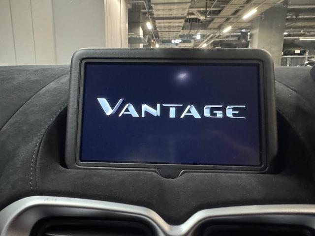 ヴァンテージ ベースグレード　サテンカーボンファイバー　エクステリアブラックパック　ディレクショナルグロスブラックホイール２０インチ１６段階シート　コンフォートパック（シートヒーター　センターコンソールクローズ）ボンネットブラック（68枚目）