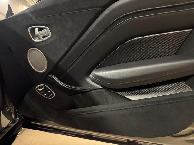 ヴァンテージ ベースグレード　サテンカーボンファイバー　エクステリアブラックパック　ディレクショナルグロスブラックホイール２０インチ１６段階シート　コンフォートパック（シートヒーター　センターコンソールクローズ）ボンネットブラック（73枚目）