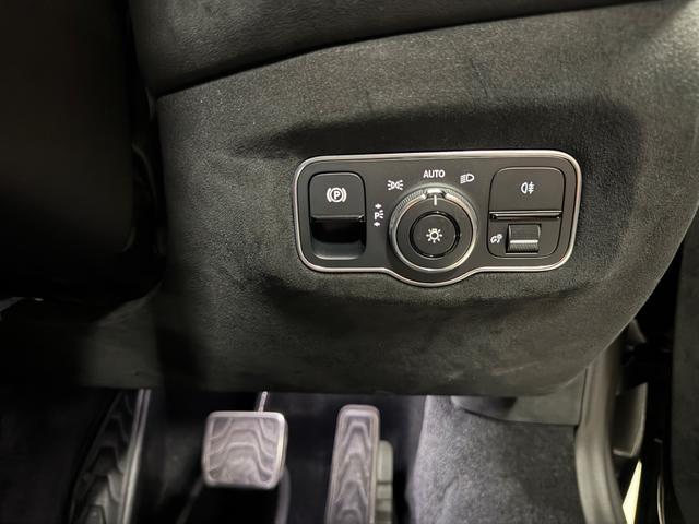 ヴァンテージ ベースグレード　サテンカーボンファイバー　エクステリアブラックパック　ディレクショナルグロスブラックホイール２０インチ１６段階シート　コンフォートパック（シートヒーター　センターコンソールクローズ）ボンネットブラック（74枚目）