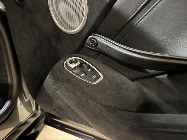 ヴァンテージ ベースグレード　サテンカーボンファイバー　エクステリアブラックパック　ディレクショナルグロスブラックホイール２０インチ１６段階シート　コンフォートパック（シートヒーター　センターコンソールクローズ）ボンネットブラック（75枚目）