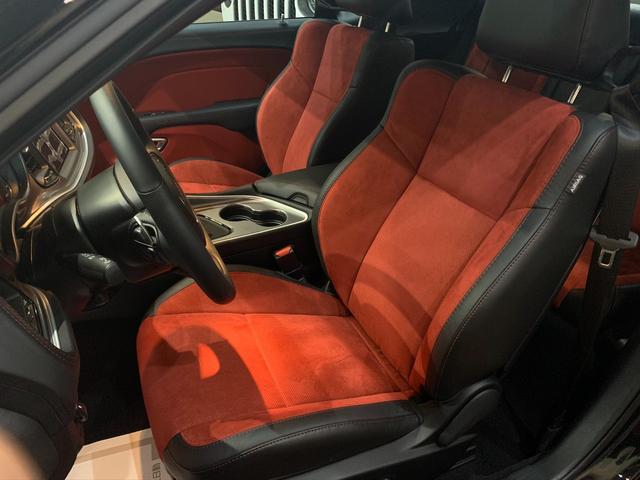 ダッジ・チャレンジャー Ｒ／Ｔ　Ｒ／Ｔスキャットパック　シェイカー　新車並行　１オーナー　プラスパッケージ　ドライバーコンビニエンスＧＰ．ハーマンカードンオーディオ　ＲＥＤキャリパー（6枚目）