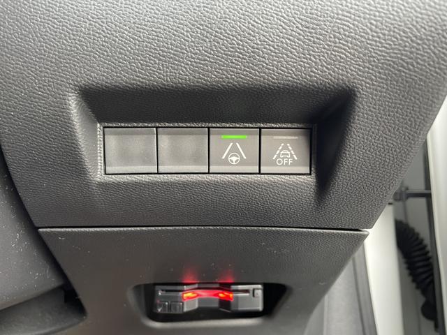 【レーンアシスト】走行中にカメラで車線を認識し、車線を逸脱しそうなときに警報を発したり、さらに進んでステアリング補正を行ったりする機能。