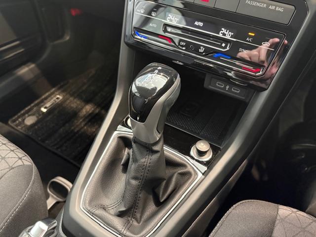 Ｔ－クロス ＴＳＩ　アクティブ　メモリーナビ　ＥＴＣ　アルミホイール　オートクルーズコントロール　スマートキー　盗難防止システム　横滑り防止装置　記録簿　ワンオーナー　エアバッグ　エアコン　パワーステアリング　パワーウィンドウ（22枚目）