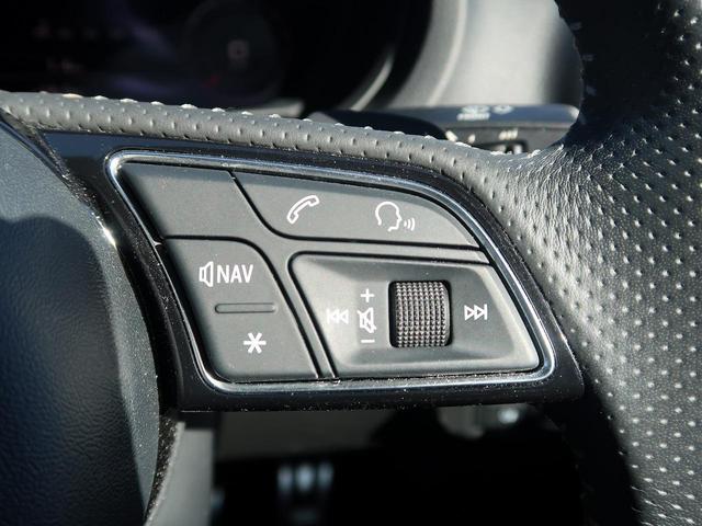 ●『ステアリング右側にはオーディオの音量調整などのスイッチが付いておりますので、走行中でもお手元で安全に調整が可能です。』