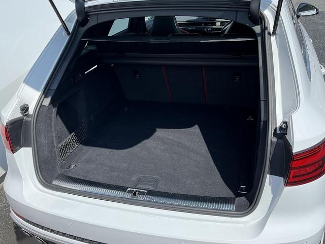 Ｓ４アバント ベースグレード　サンルーフ　Ｓスポーツシート　シートマッサージ機能　赤革　アシスタンスＰＫＧ　マトリクスＬＥＤ　レッドキャリパー　ＡＣＣ　レーンアシスト　サイドアシスト　パークアシスト　全周囲カメラ（17枚目）