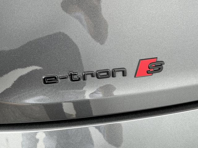 ｅ－トロンＳスポーツバック ベースグレード　ブラックスタイリングＰＫＧ　パノラマサンルーフ　純正ＯＰ２２インチＡＷ　マトリクスＬＥＤライト　バーチャルエクステリアミラー　オレンジキャリパー　プライバシーガラス　全席シートヒーター　４ゾーンＡＣ（69枚目）