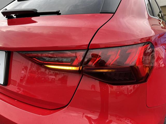 Ａ３ スポーツバック　１ｓｔエディション　限定車３７５台　マトリクスＬＥＤライト　テクノロジーＰＫＧ　コンビニエンスアシスタンスＰＫＧ　ＡＣＣ　レーンアシスト　アンビエントライト　パークアシスト　サイドアシスト　パドルシフト　１オーナー（27枚目）