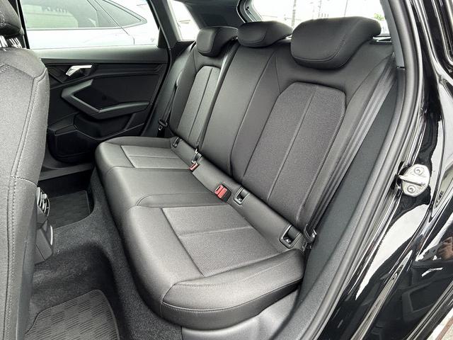 Ａ３ スポーツバック３０ＴＦＳＩ　コンビニエンス＆アシスタンスＰＫＧ　ナビケーションＰＫＧ　スマホ連携　ＡＣＣ　レーンアシスト　パークアシスト　サイドアシスト　バーチャルコックピット　パドルシフト　シートヒーター　１オーナー（15枚目）