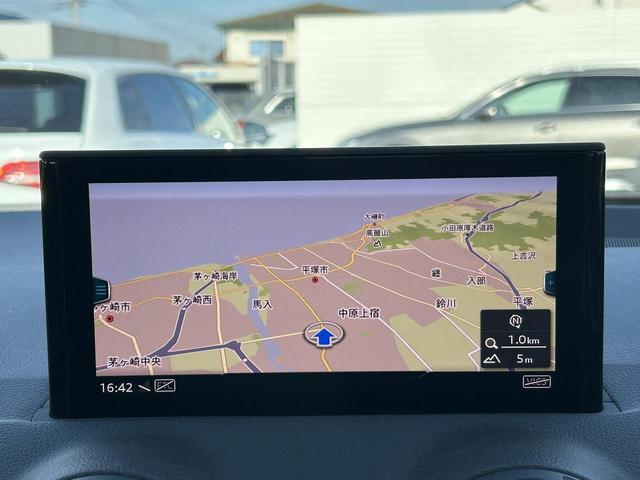 Ｑ２ ３０ＴＦＳＩスポーツ　アシスタンスＰＫＧ　コンフォートＰＫＧ　ナビゲーションＰＫＧ　ＡＣＣ　レーンアシスト　バックカメラ　アウディドライブシステム　シートヒーター　スマホ連携　フルセグＴＶ　純正１７インチＡＷ　１オーナー（4枚目）