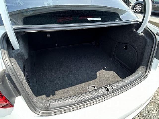 Ａ３セダン ３０ＴＦＳＩ　スポーツ　ＳラインＰＫＧ　アシスタンスＰＫＧ　ハーフレザー　シートヒーター　バーチャルＣＰ　ＡＣＣ　レーンアシスト　サイドアシスト　パドルシフト　スマホ連携　ＬＥＤヘッドライト　純正１８インチＡＷ（16枚目）