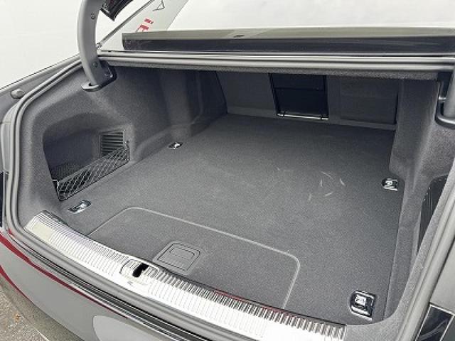 Ａ８ ６０ＴＦＳＩ　ｅクワトロ　Ａｕｄｉデザインセレクション　コンフォートＰＫＧ　Ｂ＆Ｏ　ＳラインスタイリングＰＫＧ　リヤシートモニター　パノラマサンルーフ　ＯＰ２１ＡＷ　デジタルマトリクスＬＥＤ　１００Ｖ電源　エアクオリティＰＫＧ（18枚目）