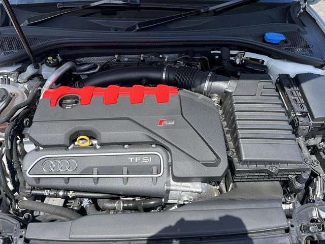 ＲＳ３スポーツバック ベースグレード　ＲＳデザインＰＫＧ　マグネティックライド　ファインナッパレザー　マトリクスＬＥＤ　ブラックハイグロススタイリングＰＫＧ　ＲＳスポーツシート　スマホ連携　ＡＣＣ　レーンアシスト　サイドアシスト（17枚目）