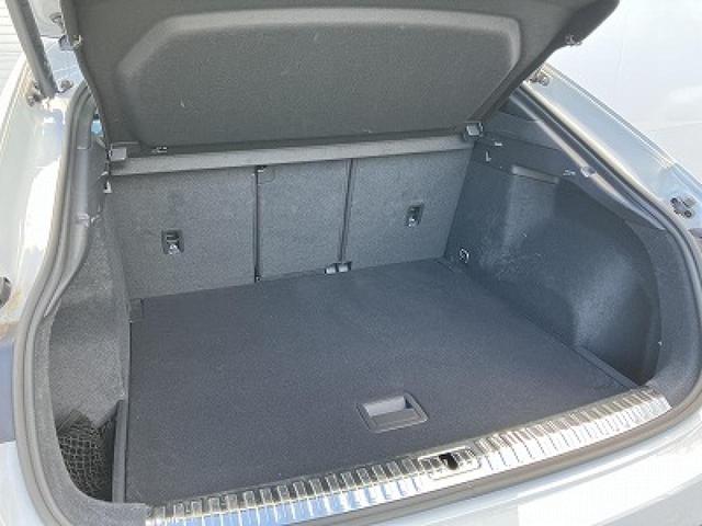 Ｑ３スポーツバック ３５ＴＤＩクワトロ　Ｓライン　コンビニエンス＆アシスタンスＰＫＧ　ブラックスタイリングＰＫＧ　プラスＰＫＧ　前席シートヒーター　ＡＣＣ　サイドアシスト　マルチカラーアンビエントライト　全周囲カメラ　１オーナー（16枚目）