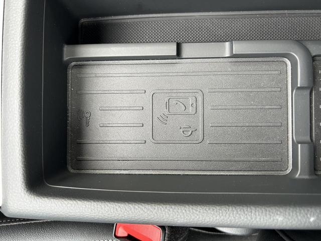 Ａ４ ４５ＴＦＳＩクワトロ　Ｓライン　ブラックスタイリングＰＫＧ　コンフォートＰＫＧ　ＳラインプラスＰＫＧ　全周囲カメラ　パークアシスト　ＴＶチューナー　ＯＰ１９インチＡＷ　マトリクスＬＥＤ　全席シートヒーター　ワイヤレスチャージ（8枚目）