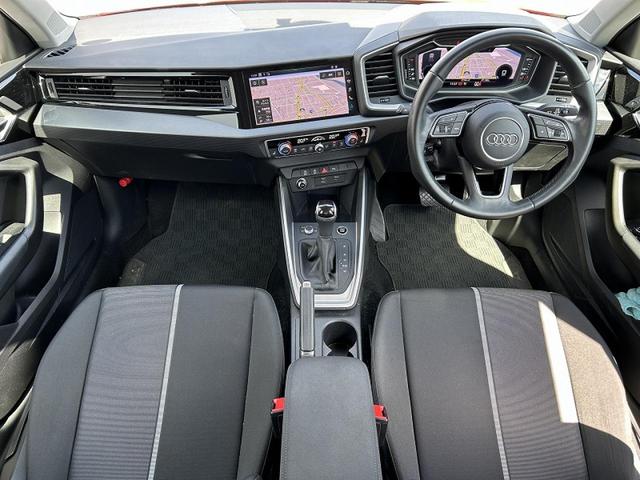 Ａ１スポーツバック ２５ＴＦＳＩ　アドバンスド　コンビニエンス＆アシスタンスＰＫＧ　ナビゲーションＰＫＧ　スマホ連携　コントラストルーフ　ＡＣＣ　サイドアシスト　レーンアシスト　ワイヤレスチャージ　バーチャルＣＰ　純正１６インチＡＷ　１オーナー（2枚目）